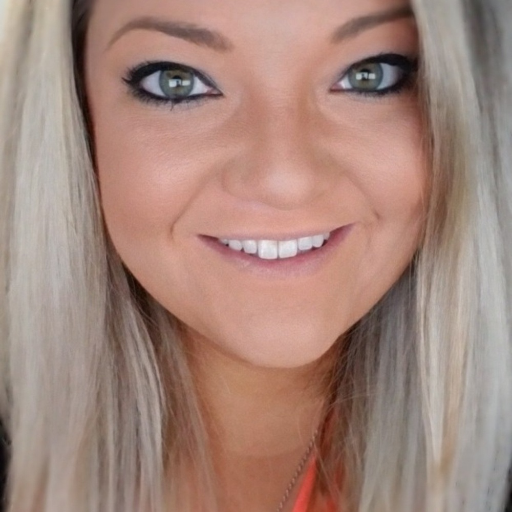 Robyn 💜 Your Posher